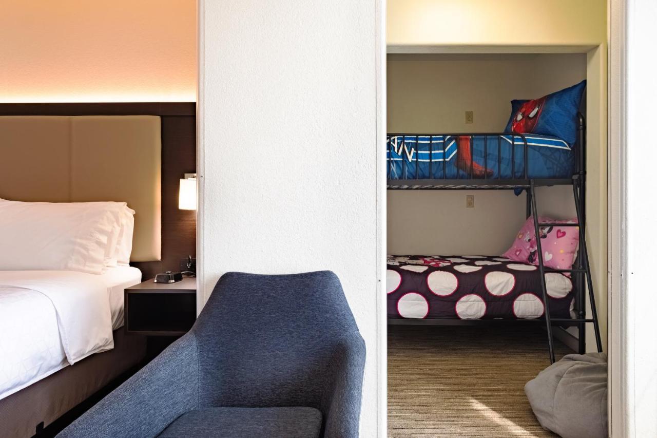 Holiday Inn Express Hotel & Suites Evanston By Ihg Экстерьер фото