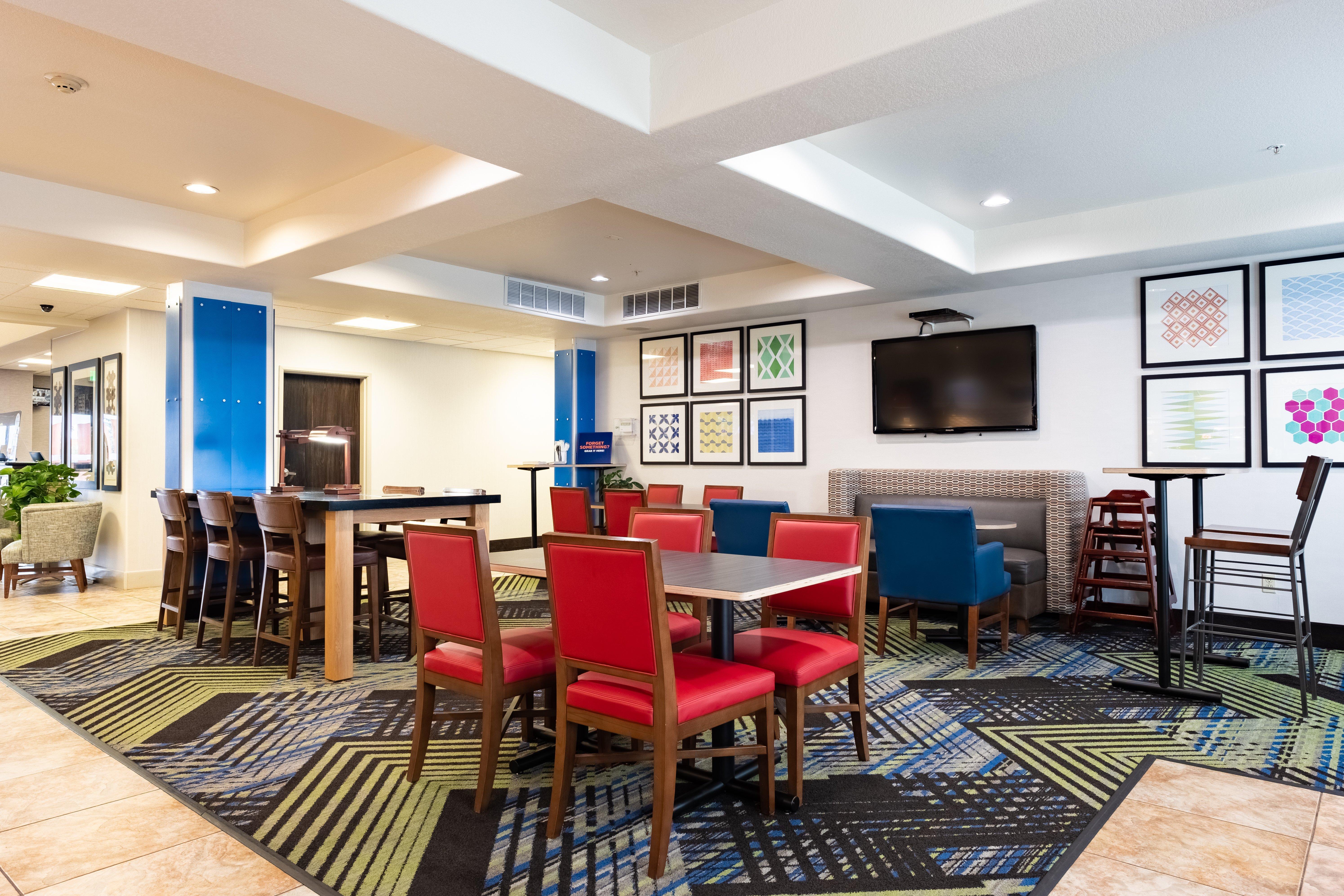 Holiday Inn Express Hotel & Suites Evanston By Ihg Экстерьер фото